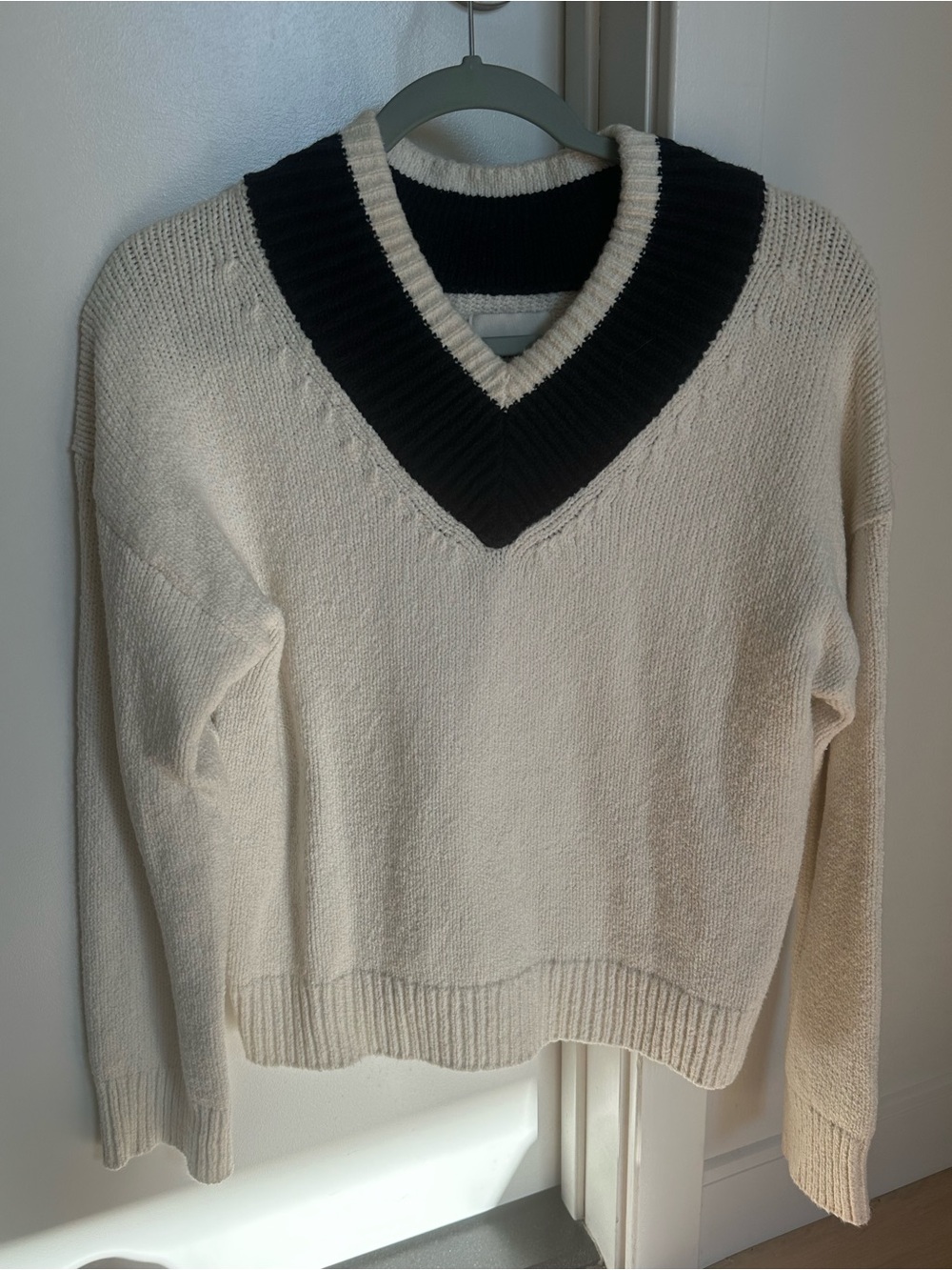 ABERCROMBIE Cream V‑neck Sweater with Black Trim